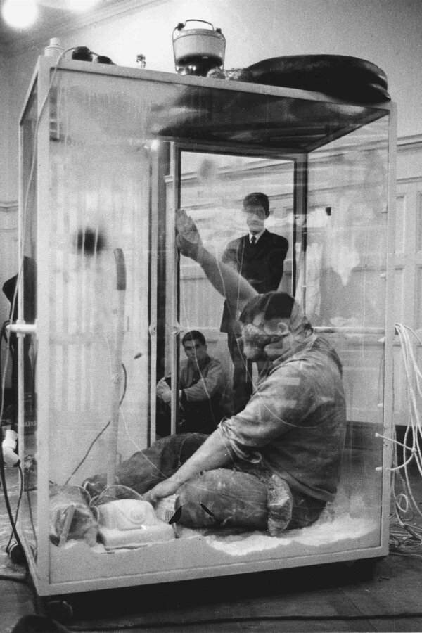 Wolf Vostell, 24 Stunden - Happening in der Galerie Parnass Wuppertal 4. Juni 1965; foto: Heinrich Riebesehl